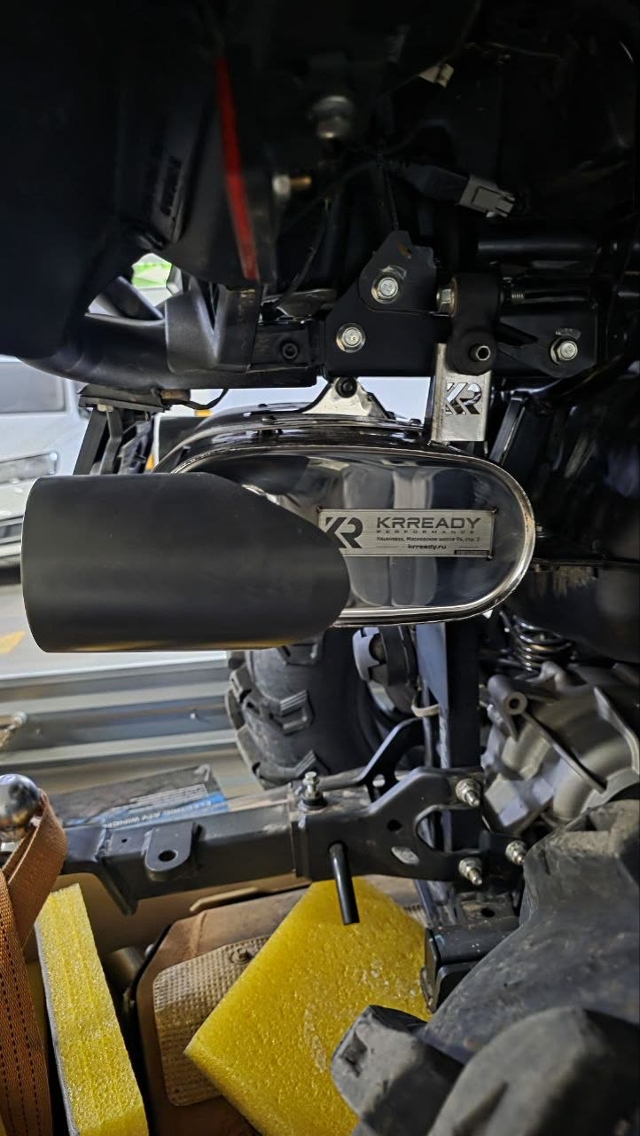 Выхлопная система KRready с фирменным шильдиком на CFMOTO CForce